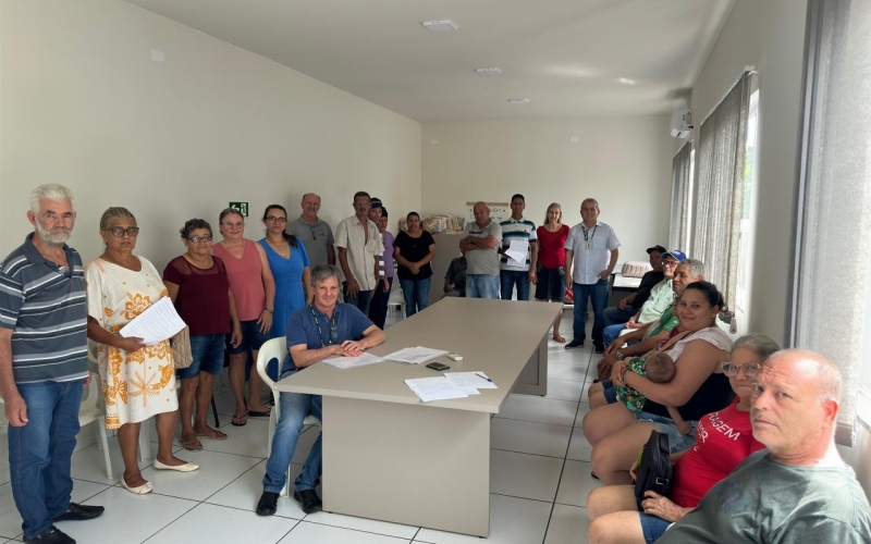 ENTREGA DOS CONTRATOS DEFINITIVOS DAS PROPRIEDADES NA VILA RURAL MODELO DE SÃO MANOEL DO PARANÁ